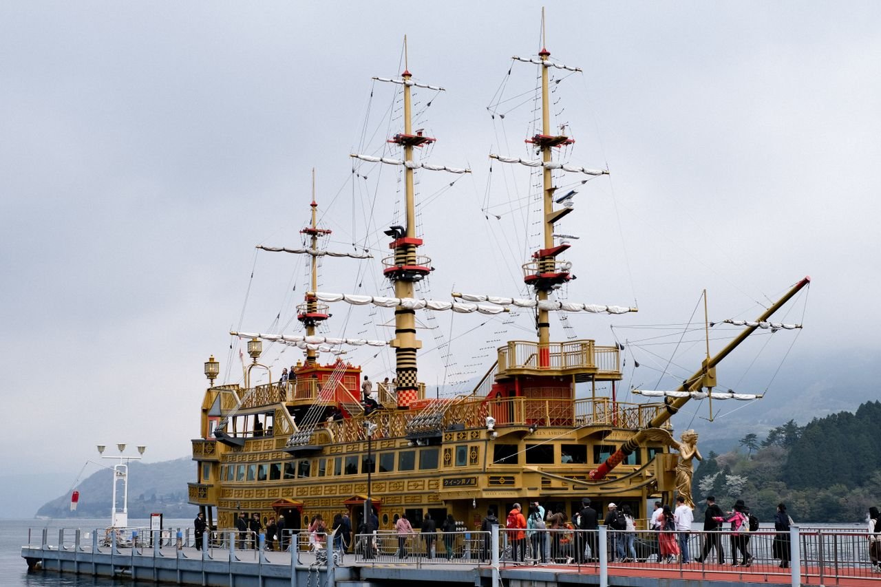 Lake Ashi sightseeing cruise with Mount Fuji view in Hakone